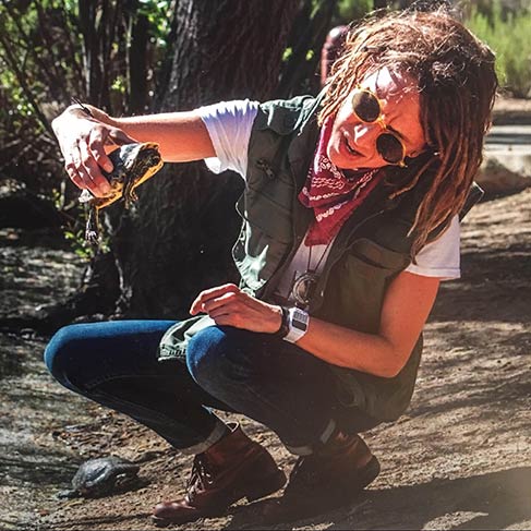 Photo of Kat Suuperfisky, an urban ecologist with a turtle